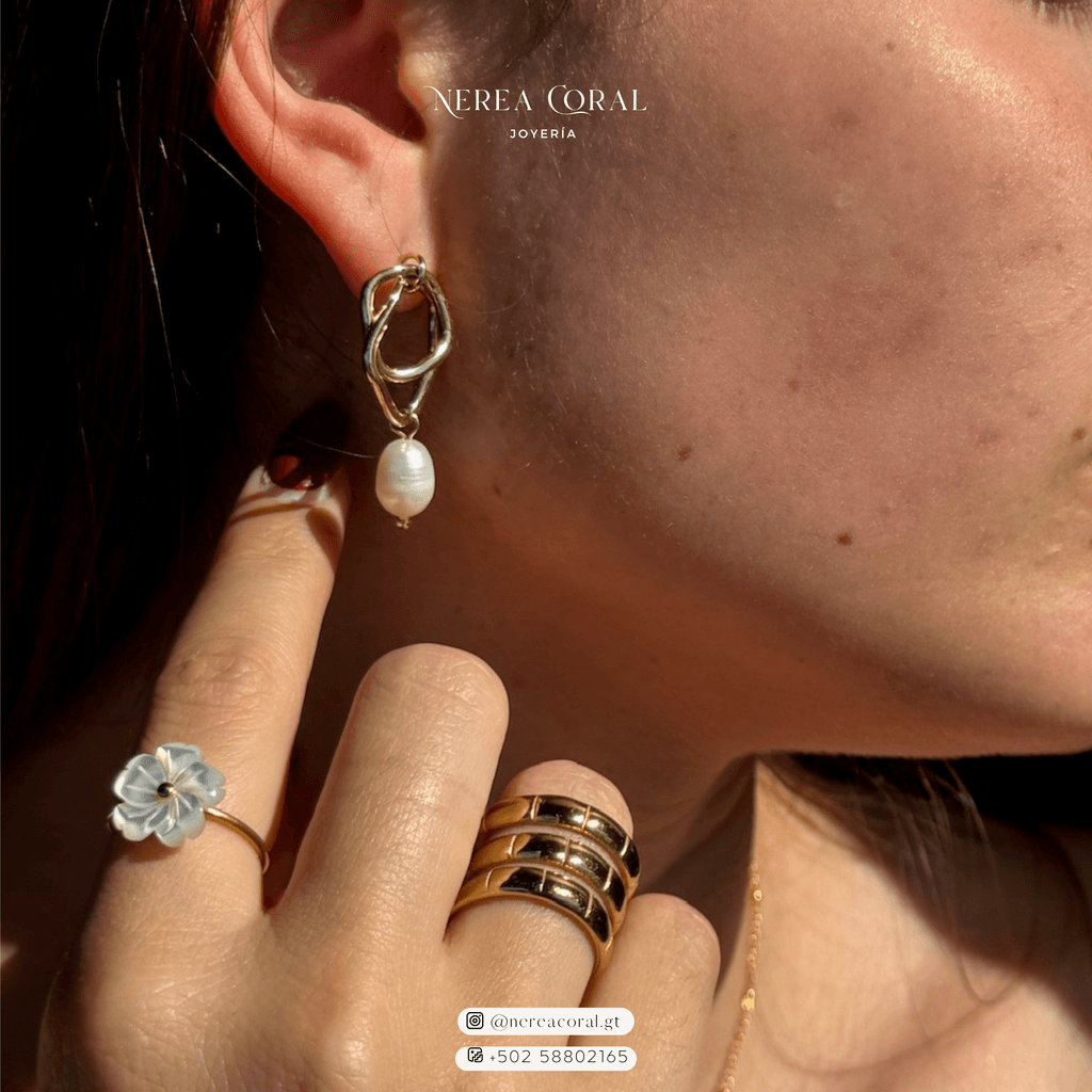Aretes con perla natural de río y anillos dorados. Anillo de flor.