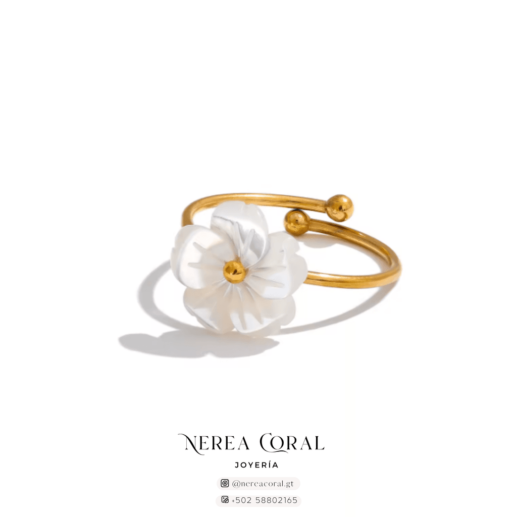 Anillo dorado, flor blanca