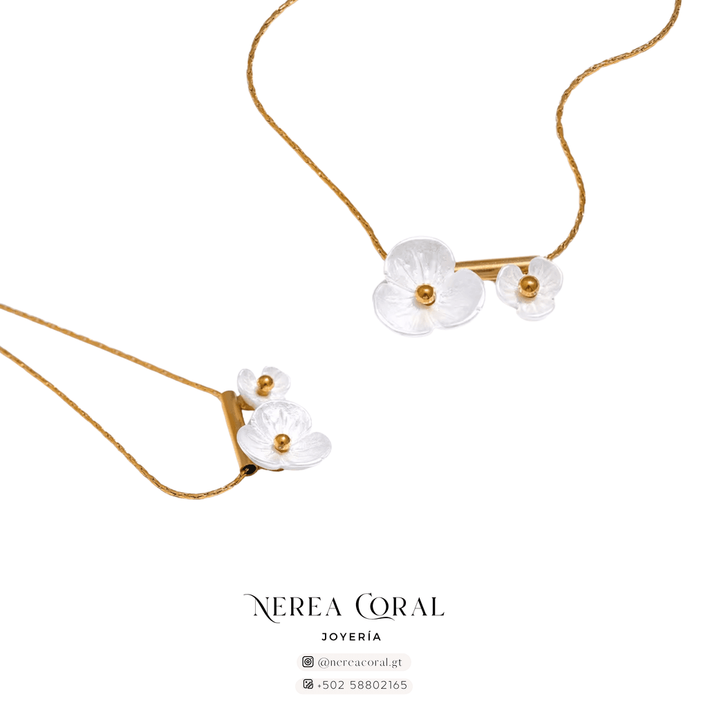 Collar dorado, flores blancas